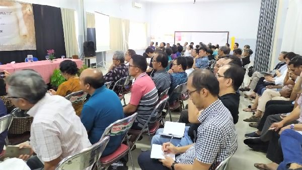 peserta tampak serius